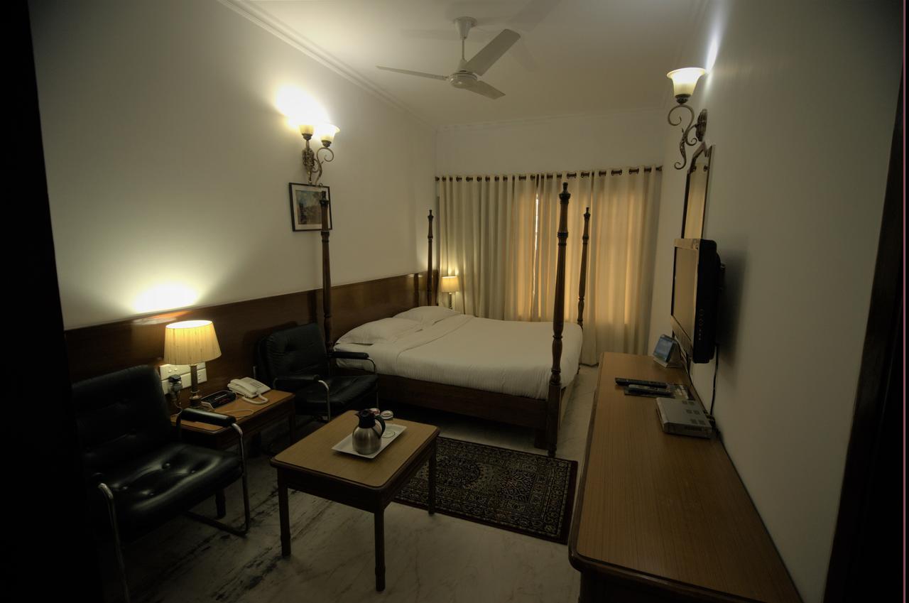Hotel Palm Greens Nuova Delhi Esterno foto