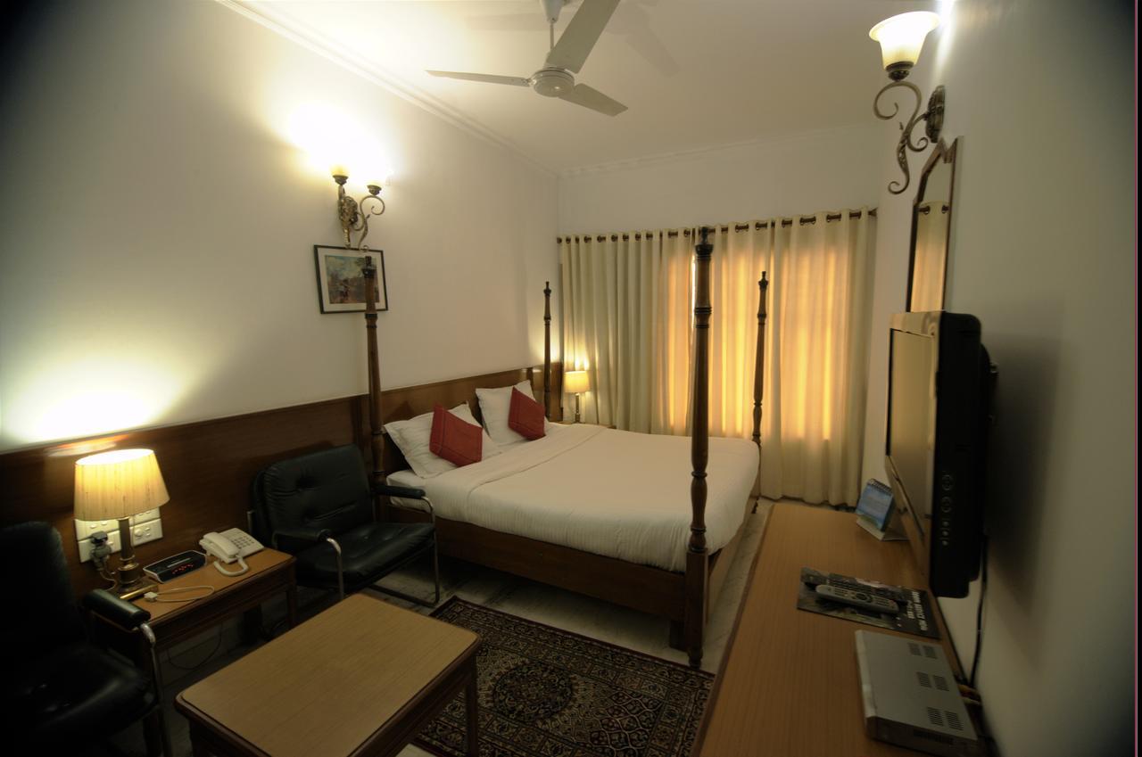 Hotel Palm Greens Nuova Delhi Esterno foto
