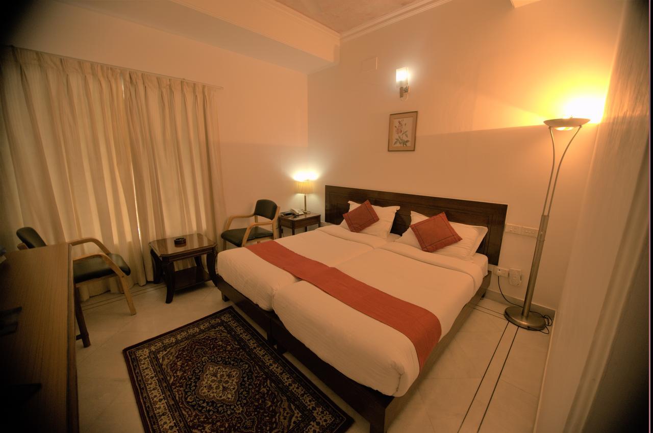 Hotel Palm Greens Nuova Delhi Esterno foto