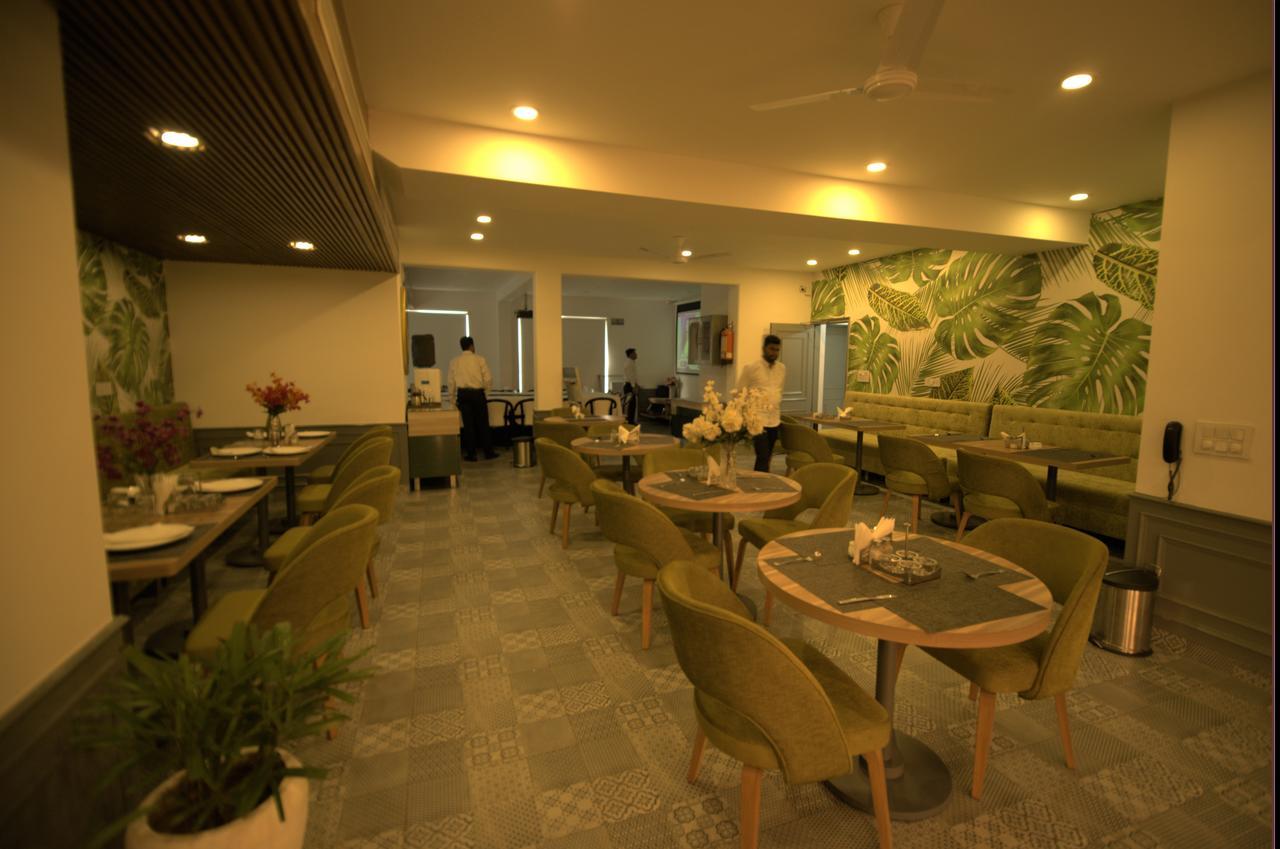 Hotel Palm Greens Nuova Delhi Esterno foto