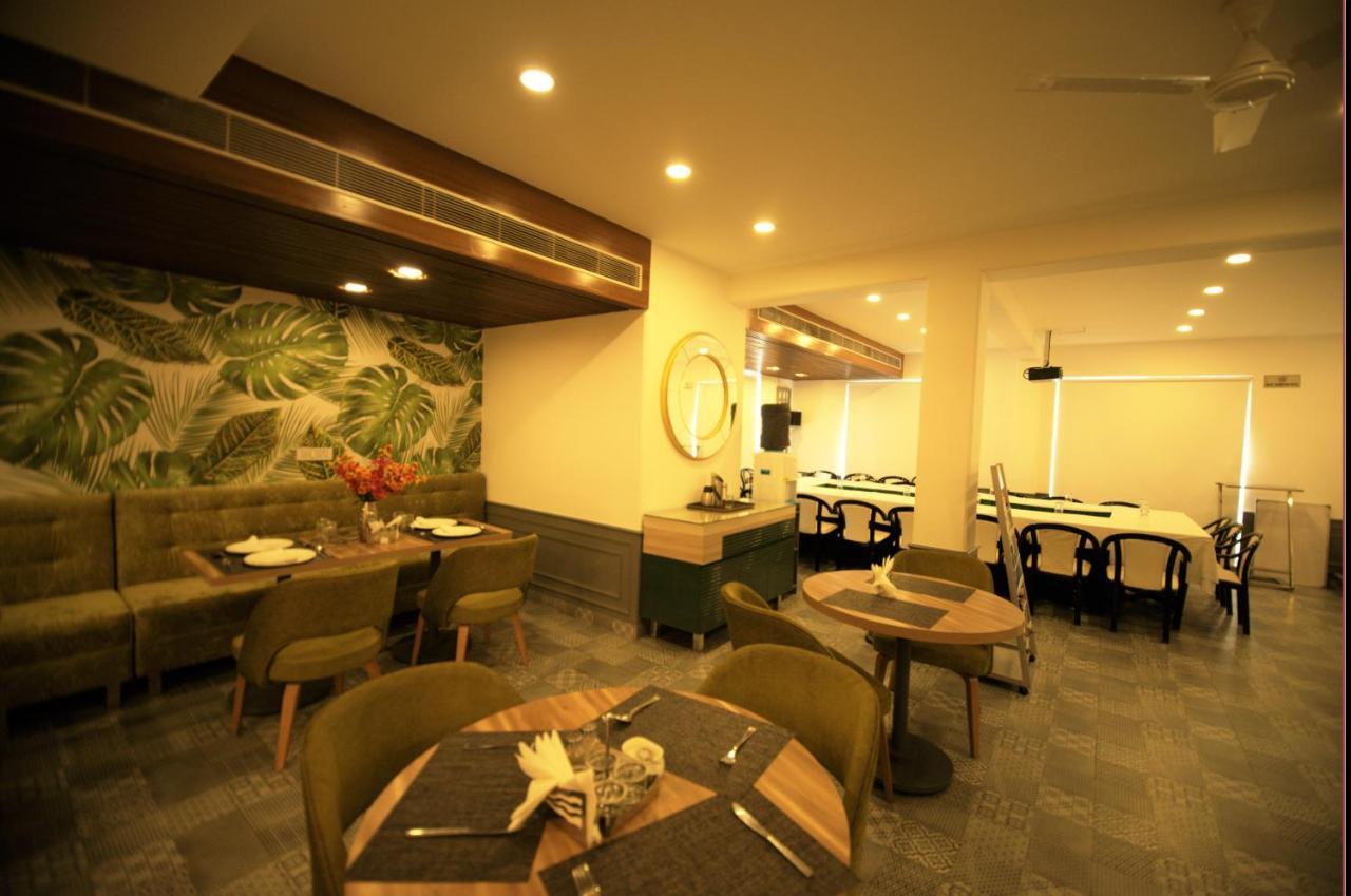 Hotel Palm Greens Nuova Delhi Esterno foto