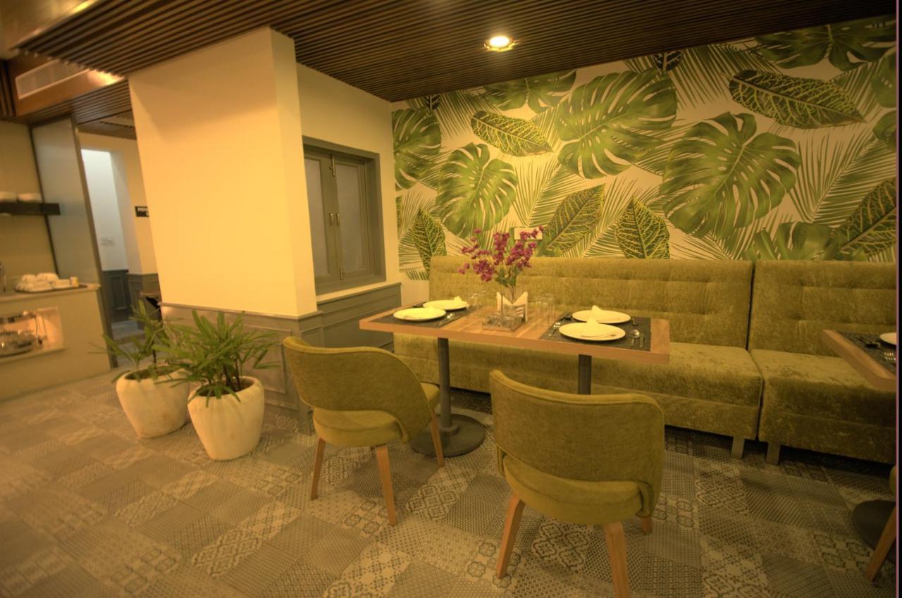 Hotel Palm Greens Nuova Delhi Esterno foto