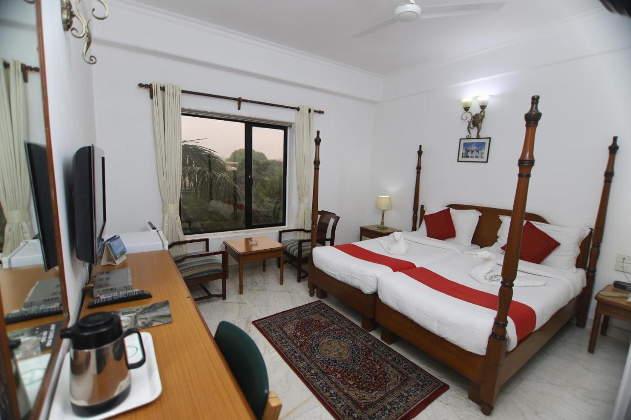 Hotel Palm Greens Nuova Delhi Esterno foto